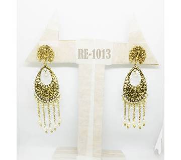 Antique design golden metal ear rings (Golden)
