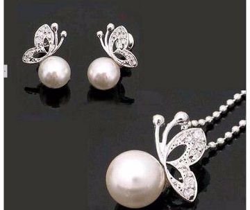 Butterfly shaped pearl necklace set